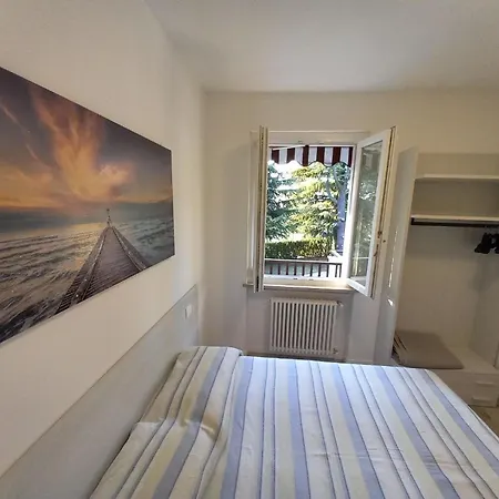 Ruhige Ferienwohnung Mit Privater Terrasse アパート ペスキエーラ・デル・ガルダ